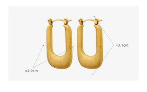 Détails de boucles d'oreilles géométriques dorées en U avec des rayures verticales et tailles