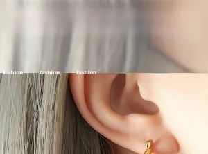 Gros plan de boucles d'oreilles en U plaquées or 18 carats avec rayures texturées