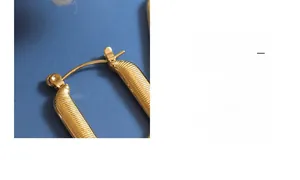 Détails de boucles d'oreilles en forme de U plaquées or 18 carats avec texture rayée