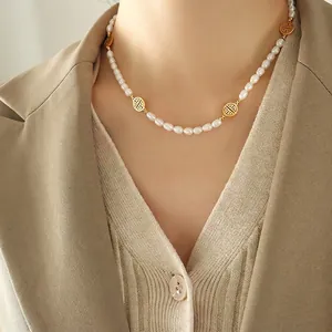 Elegante Süßwasserperlenkette mit goldenem chinesischem Fu-Anhänger an einem Model