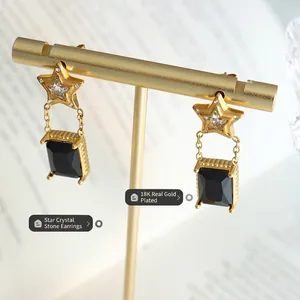 Boucles d'oreilles étoile dorées à l'or 18 carats avec cristaux noirs et chaîne fine