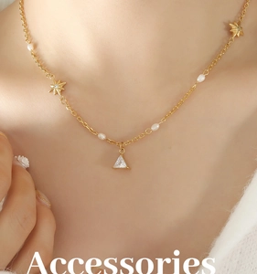 Dettaglio della collana dorata con perle d'acqua dolce e ciondolo a stella in zircone