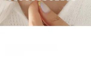Dettaglio del ciondolo in zircone a stella e catena di perle con manicure alla moda