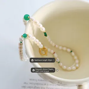 Collier de perles d'eau douce avec agate verte et fermoir OT doré sur une tasse