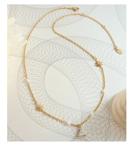 Dettaglio della collana a stella in oro 18K con perle d'acqua dolce e cristallo