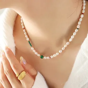 Collier de perles baroques vintage avec agate verte et bague dorée sur un mannequin
