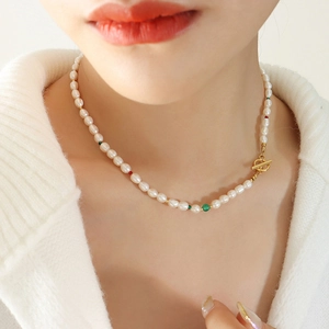 Collier vintage en perles d'eau douce avec agate et fermoir OT doré porté sur pull blanc