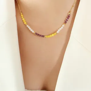 Collier de perles fantaisie avec pierres œil de chat colorées et chaîne dorée sur mannequin