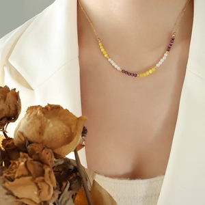 Collier ras du cou perlé avec pierres œil-de-chat jaunes et mauves et chaîne dorée