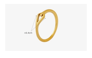 Détail de la bague géométrique dorée montrant la largeur de 0.4cm et le fini poli