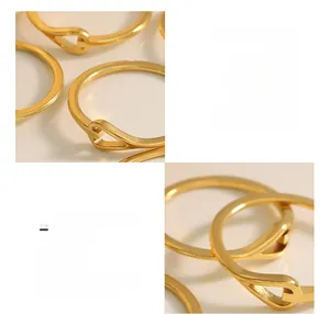 Détail macro de la bague en acier titane plaqué or 18 carats au design géométrique ajouré