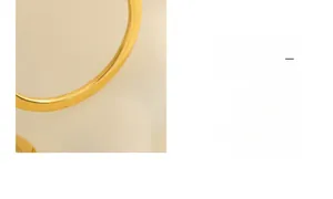 Gros plan d'une bague minimaliste plaquée or 18 carats avec motif cœur évidé