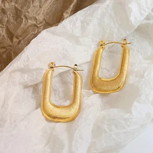 Boucles d'oreilles géométriques en U avec texture nervurée et plaqué or 18 carats