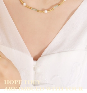 Détail du collier de perles d'eau douce avec aventurine verte et fermoir à bascule OT