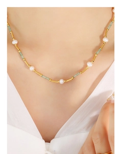 Détail du collier à fermoir OT avec perles d'eau douce et perles d'aventurine verte