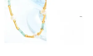 Détail du collier de perles avec aventurine verte et fermoir OT doré élégant