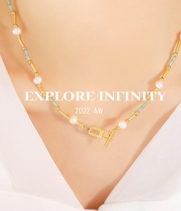 Détail du collier de perles d'eau douce et aventurine avec fermoir à bascule OT design
