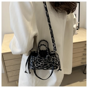 Mini borsa a tracolla leopardata con doppi manici e chiusura a coulisse nera