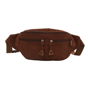 Sac bandoulière en velours côtelé marron avec sangle ajustable et poches zippées