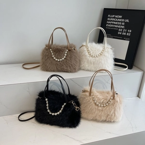 Schicke Plüsch-Handtasche mit Perlenkette in Braun, Weiß, Schwarz und Beige Farben