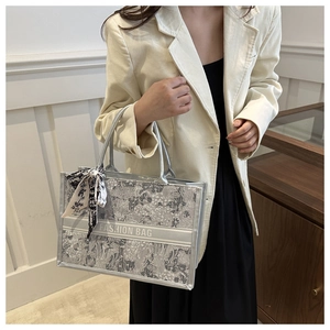 Detail der silbernen Blumentasche mit FASHION BAG Gurt und dekorativem Griffschal