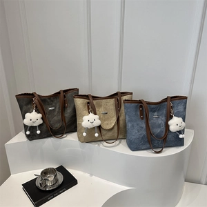 Borsa tote minimalista chic con finiture in pelle e ciondolo a nuvola di peluche