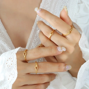 Bague Coeur Évidé Minimaliste En Acier Inoxydable Plaqué Or 18K Anneau Géométrique Fin Bijoux Élégants Pour Femmes