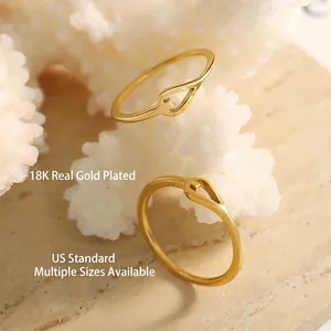 Bagues minimalistes ajourées plaquées or 18 carats sur fond de pierre corail