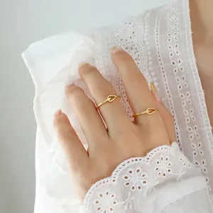 Bague en acier inoxydable plaqué or 18 carats avec motif cœur ajouré sur la main