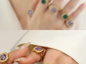 Detail eines goldenen Hip-Hop-Rings mit lila Edelstein und gedrehter Schiene am Finger