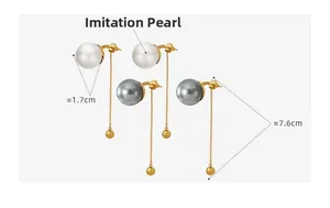 Vue détaillée de boucles d'oreilles pendantes avec perles d'imitation blanc et gris