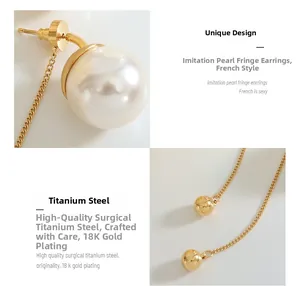 Détail de boucles d'oreilles en titane plaqué or 18K avec perles et glands longs