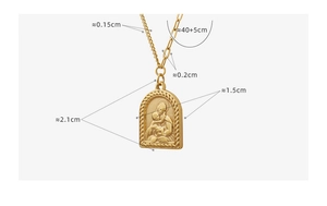 Vue détaillée de la taille du collier à arc géométrique avec pendentif relief mère-enfant