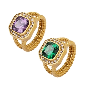 Vintage-Goldringe mit lila und grünen Steinen im Smaragdschliff und Kordel-Ringband