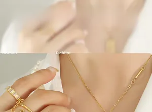 Détail du collier avec pendentif portrait en acier titane doré et bague cristal