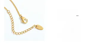 Détail macro de la chaîne en or 18K avec fermoir mousqueton réglable et poinçon K18