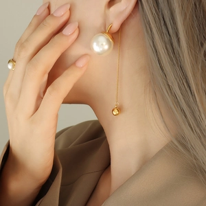 Boucles D'Oreilles Longues À Pompons Plaqué Or 18K Acier Titane Fausse Künstliche Perle Style Rétro Français Élégant Pour Femmes