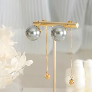 Boucles d'oreilles longues à pampilles avec perles grises et chaînes dorées 18K
