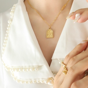 Élégant collier à pendentif semi-arqué doré et bague style luxe français avec zircons