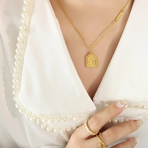 Ensemble collier à portrait doré et bagues avec chaînes à plusieurs rangs et pendentifs