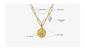 Detail der goldenen Büroklammerkette mit Münzanhänger und einer Süßwasserperle