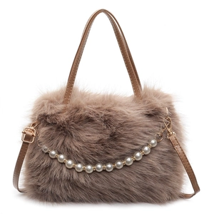 Handtasche aus Kunstpelz mit Perlenkette und verstellbarem Riemen in Khakibraun