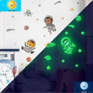 Stickers muraux espace lumineux avec astronaute et planètes, vues de jour et de nuit