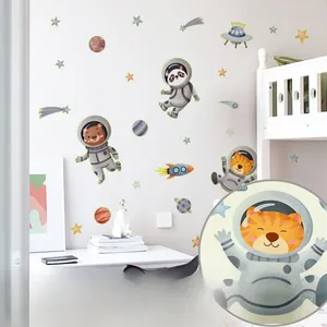Stickers muraux animaux astronautes lumineux avec pandas et fusées dans une chambre