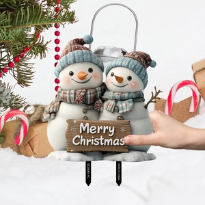 Dettaglio di paletti da giardino pupazzo di neve con scritta Merry Christmas per Natale