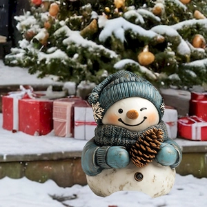 Pupazzo di neve retrò con vestiti blu e pigna per la decorazione del giardino natalizio