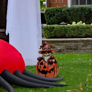 Statua del mago zucca di Halloween con teschio e cappello per decorazione giardino