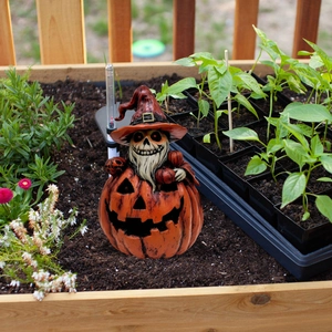 Dettaglio della decorazione da giardino a forma di zucca stregone di Halloween