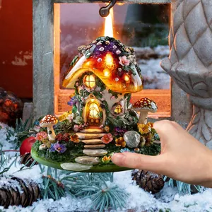 Detalle de una estaca de jardín con casa de hongo púrpura brillante en un entorno nevado