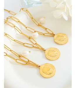 Detailansicht der goldenen Büroklammerkette mit Barockperle und Münzanhänger